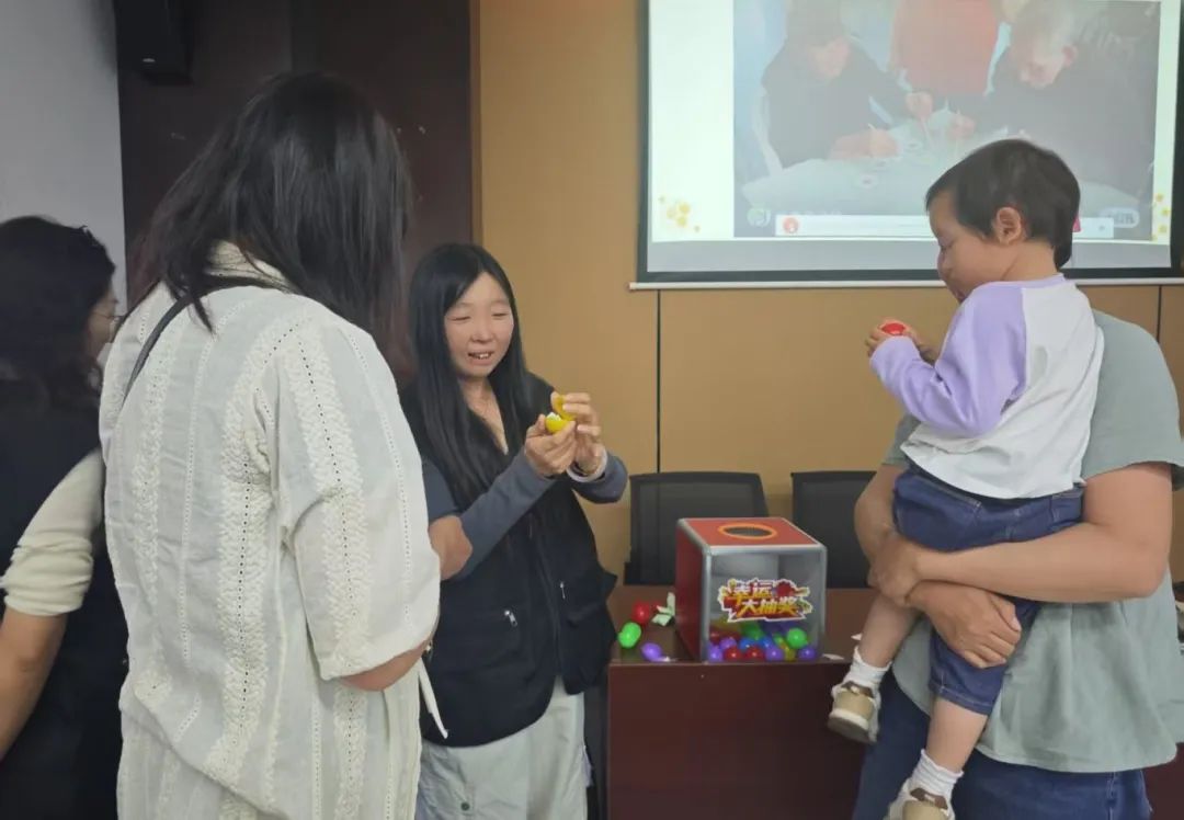 欢乐零距离！彩衣街社区助残趣玩集嗨翻全场