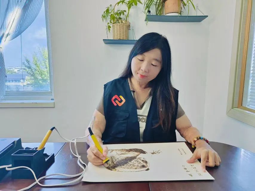 ［典型特色］从残疾女孩到非遗教师：邗上社区黄智玥用烙画“烙”出精彩人生